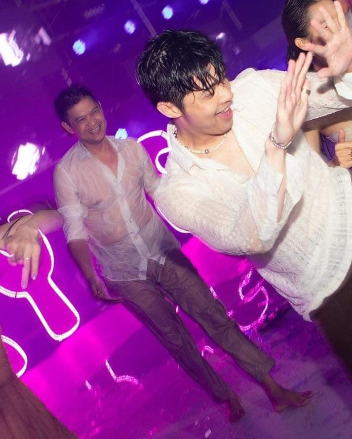 Mặc dù trang phục ướt nhẹp lộ cả body, song bạn đời nữ diễn viên vẫn tiếp tục "quẩy" cực sung trên sân khấu cùng mọi người. Sự nhiệt tình, hết mình của doanh nhân 7X khiến người xem thích thú. Ảnh: Chiếc áo mỏng tang ướt nhẹp khiến ông xã Minh Hằng lộ rõ body ở tuổi U50.