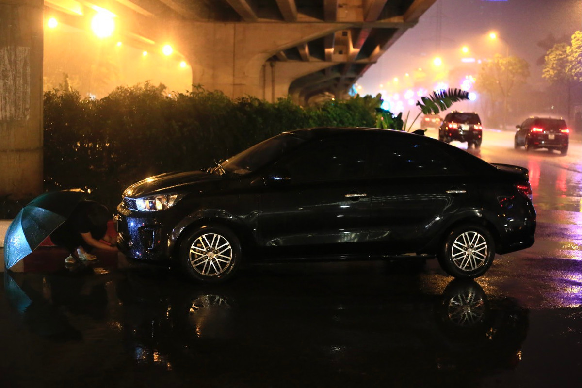 Chiếc ôtô bị sự cố trên đường Phạm Hùng, người lái xe phải tấp vào dưới chân cầu để kiểm tra. Sau hơn 20 phút, chiếc xe này vẫn chưa thể được di chuyển. Ảnh: Tuấn Anh.