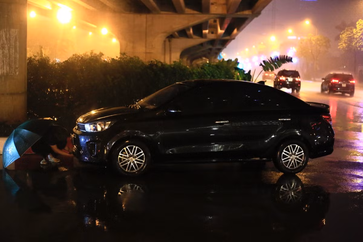 Chiếc ôtô bị sự cố trên đường Phạm Hùng, người lái xe phải tấp vào dưới chân cầu để kiểm tra. Sau hơn 20 phút, chiếc xe này vẫn chưa thể được di chuyển. Ảnh: Tuấn Anh.