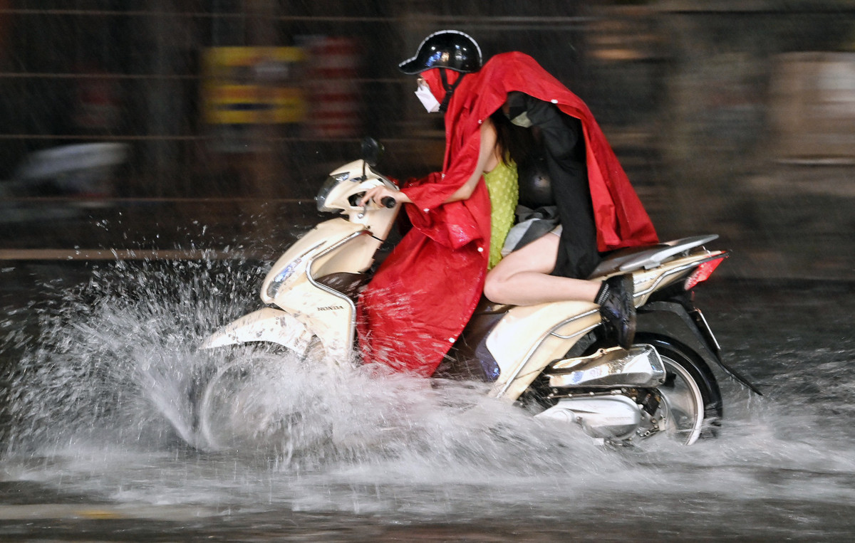 Phố Chùa Bộc lúc 20h55, mực nước tiếp tục dâng cao. Ảnh: Việt Linh.