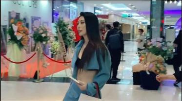 Ở tuổi 30, "Cô bé dâu tây" vẫn khiến dân tình ngưỡng mộ vì ngày càng nhuận sắc. Không ít ý kiến lên tiếng cho rằng vòng 2 Khổng Tú Quỳnh đạt tỉ lệ tuyệt hảo sánh ngang với Ngọc Trinh. Dù vậy, dân tình cũng không quên nhắc nhở "cô bé dâu tây" nghỉ ngơi và ăn uống hợp lý để giữ gìn sức khoẻ.