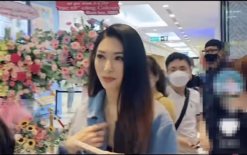 Đặc biệt, trong một vài khoảnh khắc, Khổng Tú Quỳnh khiến nhiều người liên tưởng đến nhan sắc của Hoa hậu Thùy Tiên.