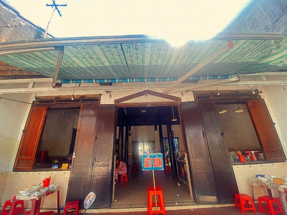 Quán bún bò lạ nhất xứ Huế: Bán hàng thần tốc, khách tự phục vụ ảnh 2