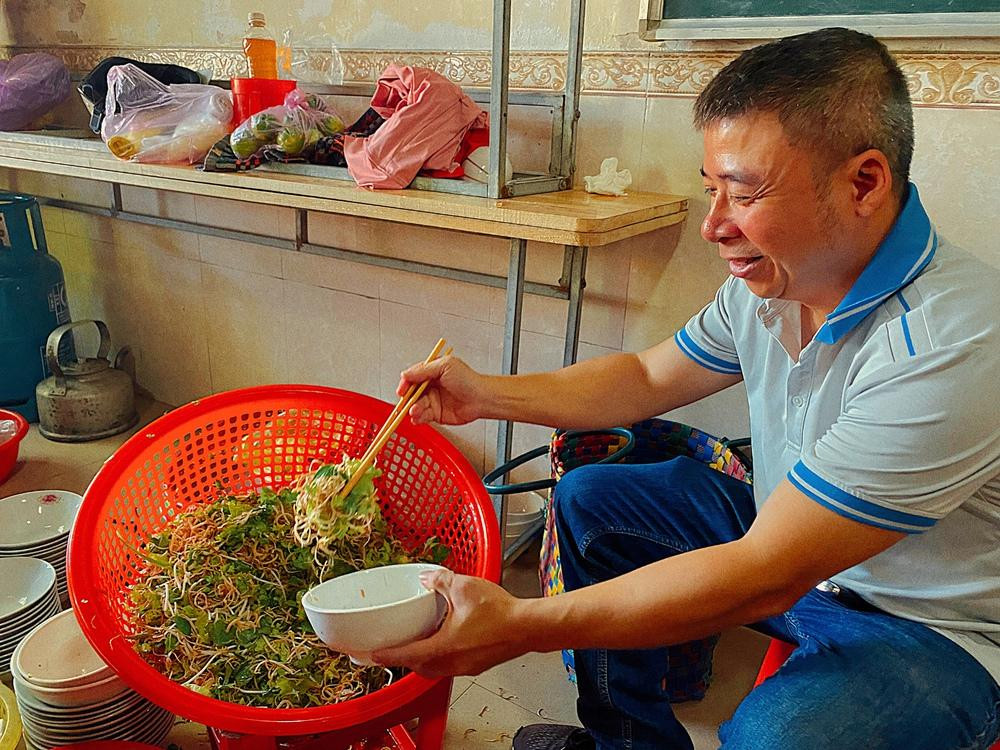 Quán bún bò lạ nhất xứ Huế: Bán hàng thần tốc, khách tự phục vụ ảnh 10