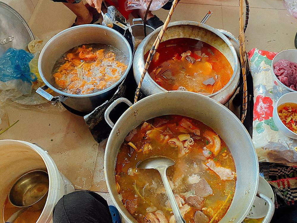 Quán bún bò lạ nhất xứ Huế: Bán hàng thần tốc, khách tự phục vụ ảnh 4