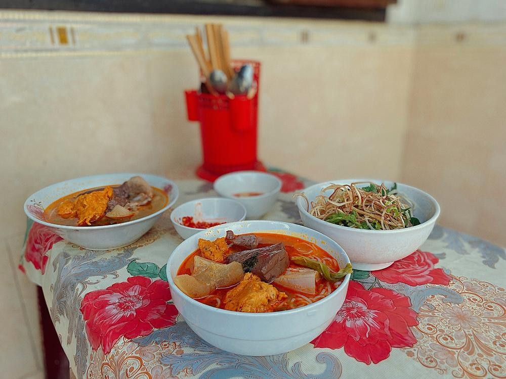 Quán bún bò lạ nhất xứ Huế: Bán hàng thần tốc, khách tự phục vụ ảnh 7