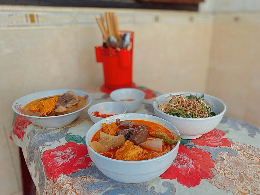 Quán bún bò lạ nhất xứ Huế: Bán hàng thần tốc, khách tự phục vụ ảnh 7 Quán bún bò lạ nhất xứ Huế: Bán hàng thần tốc, khách tự phục vụ ảnh 7