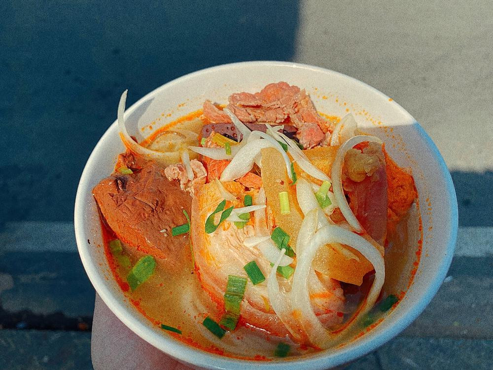 Quán bún bò lạ nhất xứ Huế: Bán hàng thần tốc, khách tự phục vụ ảnh 8