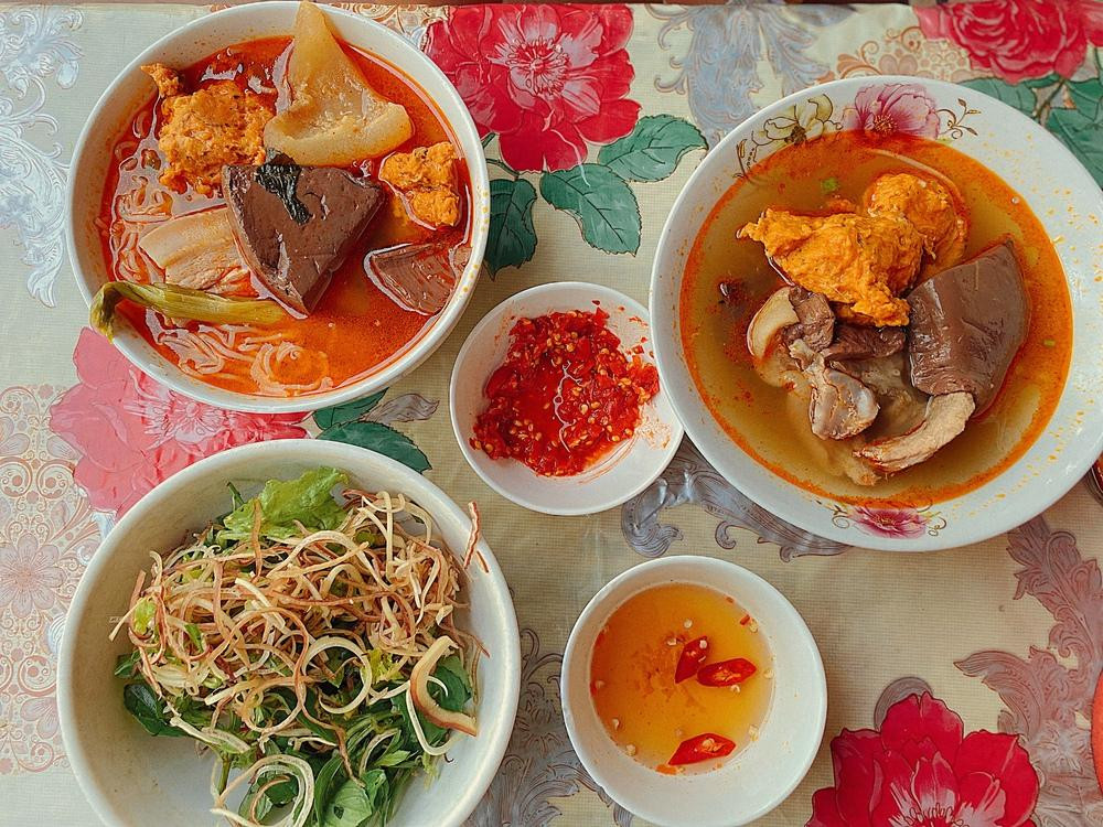 Quán bún bò lạ nhất xứ Huế: Bán hàng thần tốc, khách tự phục vụ ảnh 6