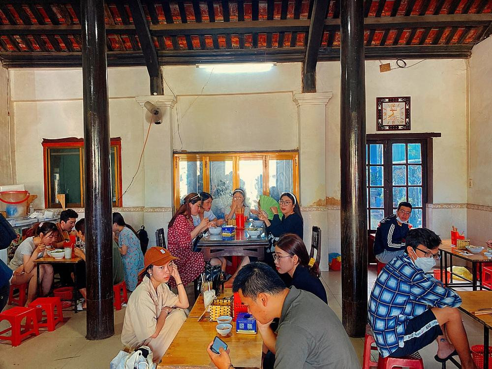 Quán bún bò lạ nhất xứ Huế: Bán hàng thần tốc, khách tự phục vụ ảnh 3