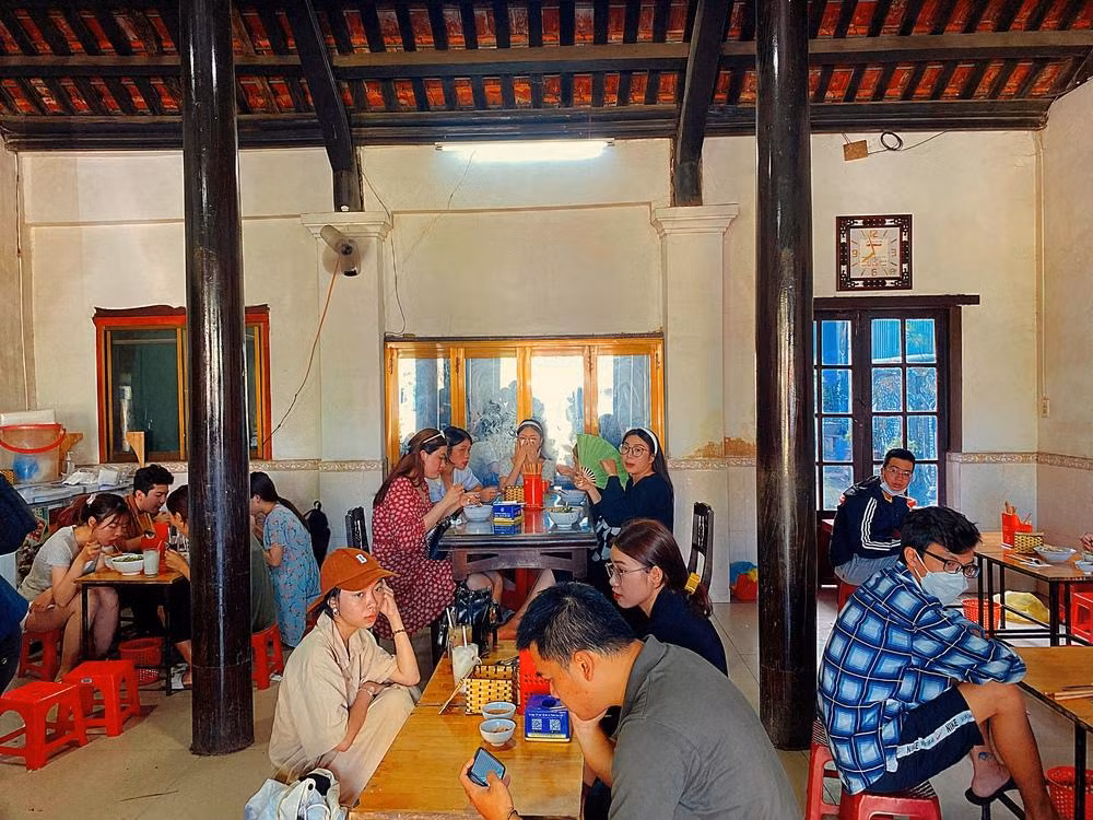 Quán bún bò lạ nhất xứ Huế: Bán hàng thần tốc, khách tự phục vụ ảnh 3 Quán bún bò lạ nhất xứ Huế: Bán hàng thần tốc, khách tự phục vụ ảnh 3