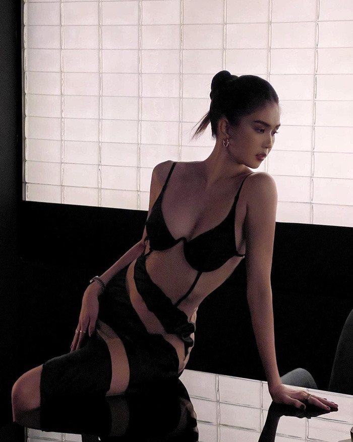 Ngoc Trinh lai tiep tuc 'dot mat' khan gia trong bo trang phuc ngan cun-Hinh-8