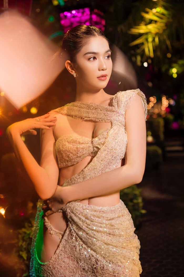 Ngoc Trinh lai tiep tuc 'dot mat' khan gia trong bo trang phuc ngan cun-Hinh-7