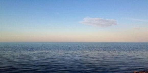 Nếu nó trở thành một cái hồ, thì nó thuộc về các quốc gia xung quanh đó, và các quốc gia khác không thể can thiệp và giành được lợi ích. Biển Caspi rất rộng lớn, bạn có thể thường xuyên bắt gặp cảnh tượng gió mạnh thổi sóng lớn ở đây. Biển Caspi được bao quanh bởi các sa mạc, do khí hậu rất khô nên nước bốc hơi rất nhanh, mực nước cũng ngày càng giảm khiến diện tích ngày càng nhỏ.