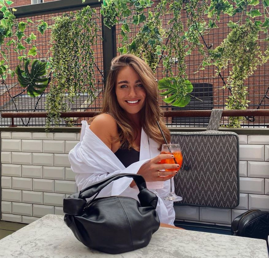 Vợ Maguire tốt nghiệp loại ưu ngành khoa học và vật lý trị liệu tại Đại học Sheffield vào năm 2017. Với chuyên môn của mình, Hawkins giúp Maguire kiểm soát thể lực và hạn chế nguy cơ chấn thương.