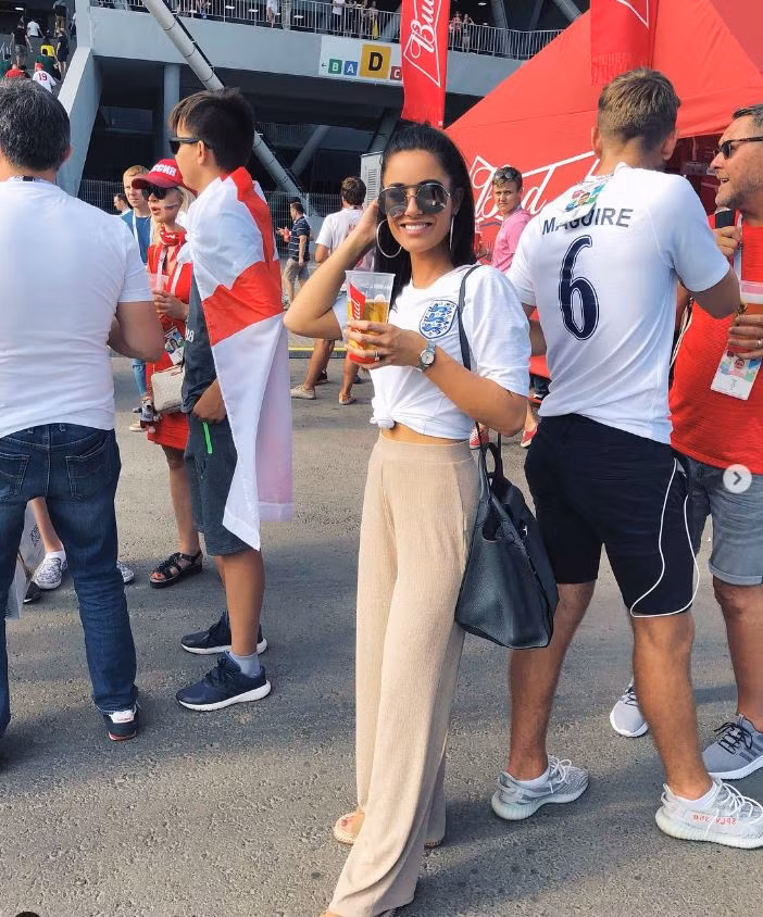 Trên hết, Hawkins là CĐV số một của Maguire. Cô không bỏ lỡ trận đấu nào của trung vệ thủ quân MU. Hawkins đã theo dõi hành trình vươn lên kỳ diệu của Maguire từ trung vệ vô danh trong màu áo Sheffield đến trụ cột của tuyển Anh và giờ là thủ quân Manchester United.