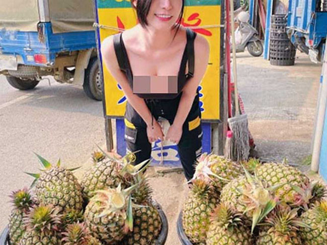 Hot girl bán dứa gây chú ý với chiếc trễ cổ cùng tư thế tạo dáng kém duyên.