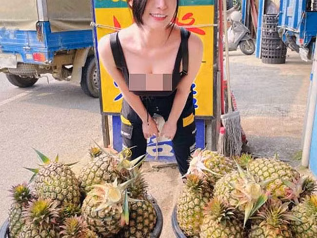 Hot girl bán dứa gây chú ý với chiếc trễ cổ cùng tư thế tạo dáng kém duyên.