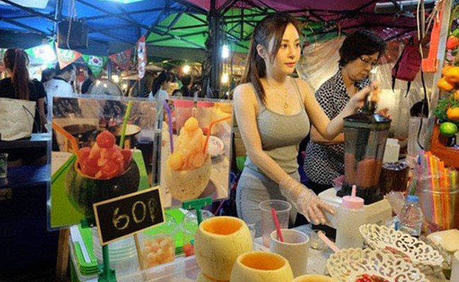 Rất nhiều cô chủ quán xinh đẹp nhưng có lối ăn vận chưa thực sự phù hợp.
