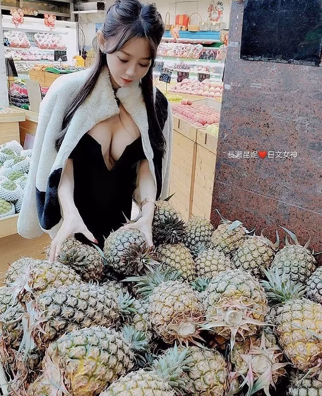 Áo tôn vòng 1 nếu diện không khéo sẽ gây mất điểm vì để lộ da thịt, điển hình như trường hợp của cô gái này.