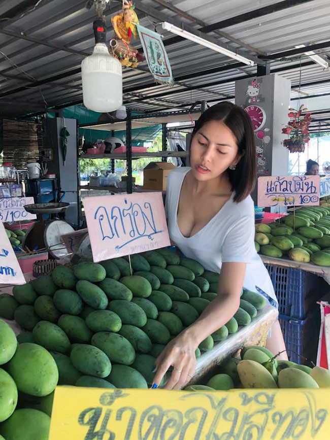 Tuy nhiên, thay vì đồng tình, rất nhiều người lại tỏ ra bức xúc và cho rằng đây là một hình thức khoe thân "trá hình".