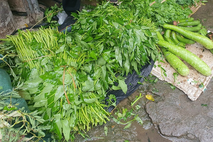 35 nghin dong/mo rau muong, ba noi tro phat hoang khi di cho-Hinh-4