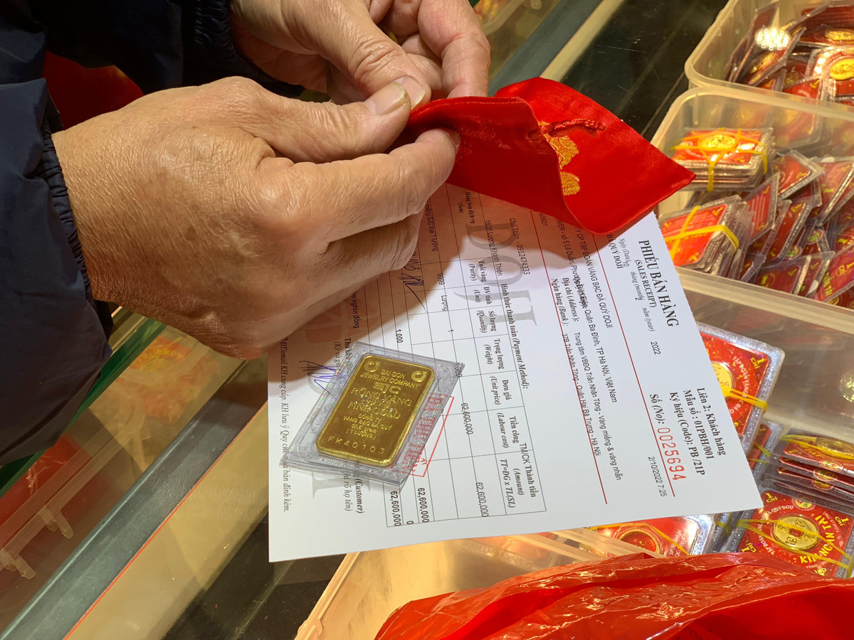 Gia vang hom nay 1/6: USD dao chieu, vang lap tuc giam