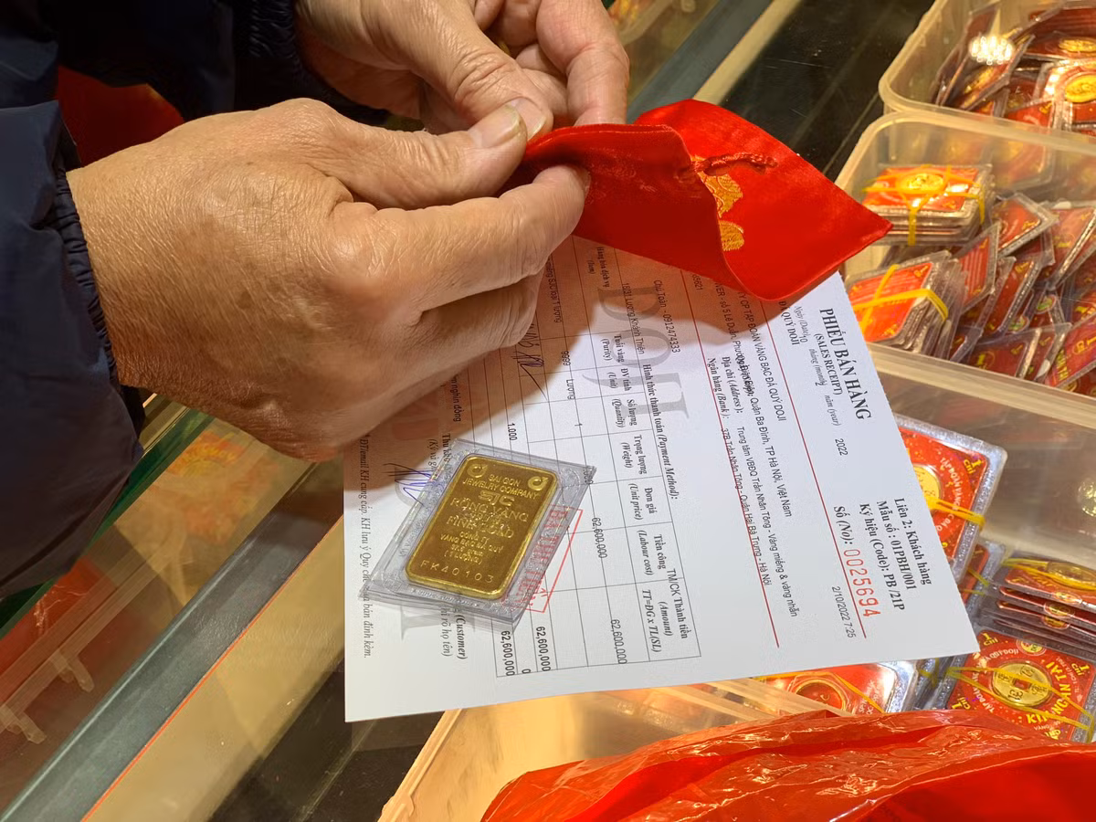 Gia vang hom nay 1/6: USD dao chieu, vang lap tuc giam