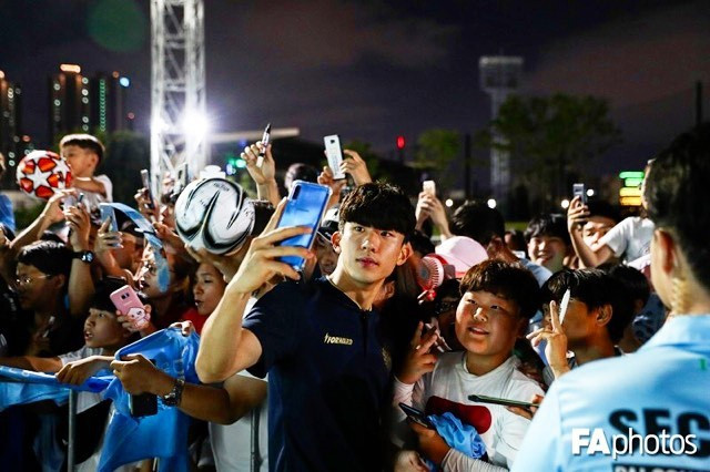 Jae-hyeon là một trong những cầu thủ sở hữu lượng fan đông đảo nhất đội U23 Hàn Quốc. Trên mạng xã hội, anh có hơn 10.000 người theo dõi. Các fanpage của nam cầu thủ cũng thu hút hàng nghìn lượt follow.