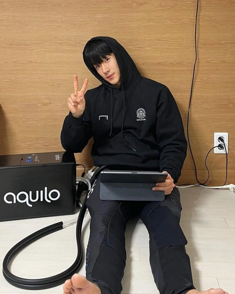 Tiền vệ 23 tuổi có chiều cao 1,80 m và vóc dáng không thua kém người mẫu. Bên cạnh gương mặt điển trai, chàng cầu thủ được khen có phong cách thời trang trẻ trung, hiện đại.