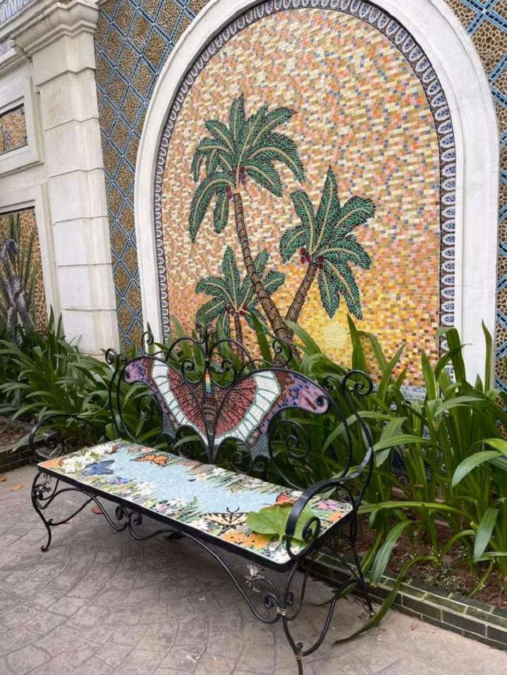 Điều đặc biệt của căn biệt thự này là được làm từ hơn 2,5 triệu mảnh gốm. Đây không chỉ là nhà ở mà còn là một công trình chứa đựng nhiều tâm huyết của gia chủ về nghệ thuật gốm Mosaic độc đáo.