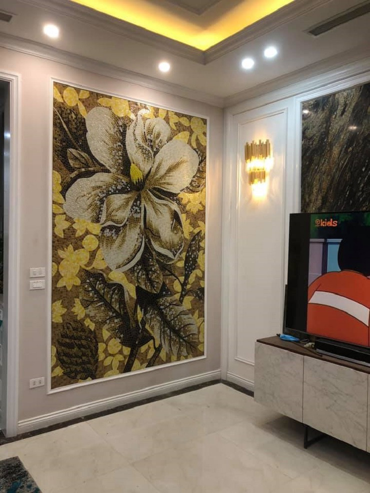 Để hoàn thành tòa nhà, ekip đã sử dụng hơn 2,5 triệu mảnh gốm sản xuất tại làng nghề Bát Tràng ghép thành hơn 1000 m2 tranh và được bố cục, sắp xếp hài hòa giữa nội thất và ngoại thất.