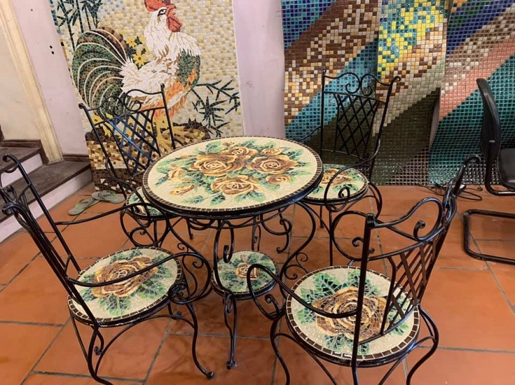 Mosaic (hay còn gọi là “ghép mảnh” hoặc “khảm) là một hình thức nghệ thuật trang trí – tạo ra hình ảnh từ tập hợp gồm những mảnh nhỏ. Các mảnh nhỏ này gọi là “vật để khảm” thường là các vật chất rắn, phẳng, phần lớn ở hình dạng vuông vức như: thủy tinh màu, đá, gạch, gương, kính...