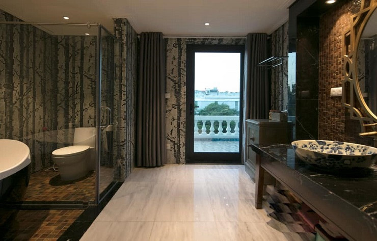 Nhà gốm Quang Minh được tổ chức Vietnam Record Association (Hội Kỷ lục gia Việt Nam) công nhận là Công trình nhà ghép gốm Mosaic lớn nhất Việt Nam năm 2019.