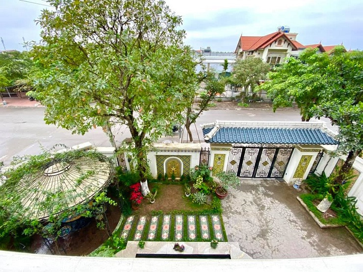 Trước nhà là một bể cá Koi và một khu vườn nhỏ, có chòi nghỉ để ăn bánh, uống trà thư giãn buổi chiều hè. Đặc biệt, trong chòi có một bàn ghép từ gốm, gỗ và các ghế ghép gốm.