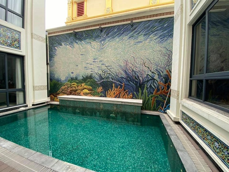 Biệt thự mang đến cảm giác thư thái ngay từ khi bước chân vào và giống một phòng trưng bày những bức tranh ghép gốm vì đâu đâu cũng có các tác phẩm tranh. (Ảnh: Nguyễn Thị Thu Hằng)