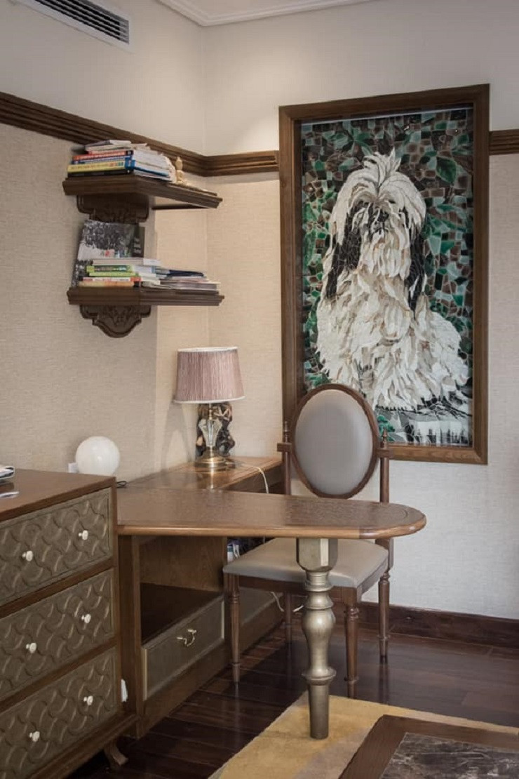 Mỗi chi tiết ngôi nhà đều được tính toán rất kỹ lưỡng từ chất liệu. Từng miếng ghép đều được gia chủ - cũng là nghệ nhân nhiều năm về gốm nghiên cứu, mỗi miếng gốm đều có một bài men riêng, vì vậy, nó góp phần tạo nên một công trình nghệ thuật hoàn hảo. (Ảnh: Nguyễn Thị Thu Hằng)