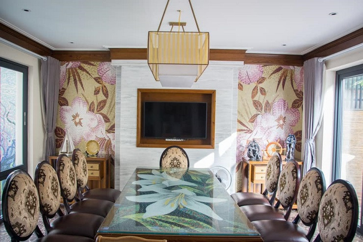 Phòng ăn nằm ở tầng một. Bếp ăn được ngăn cách với khu vực bàn ăn bởi một bức tường, trên tường được trang trí bức tranh gốm nối liền với khu vực sàn bàn ăn.