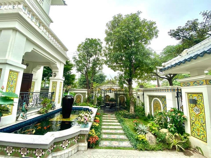 Chị Thu Hằng cho biết cảm hứng kiến trúc chủ đạo của công trình theo phong cách kiến trúc Đông Dương kết hợp Địa Trung Hải và tựu trung, toà nhà mang phong cách tân cổ điển.