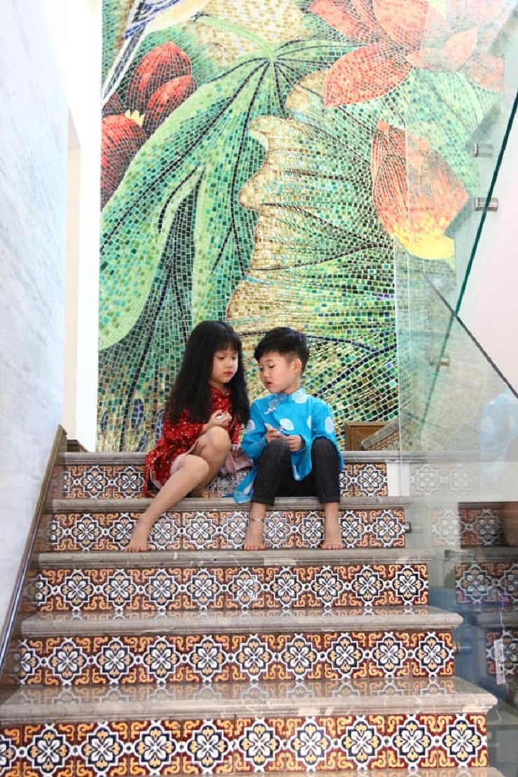 Cầu thang bộ có các họa tiết hoa nơi chiếu nghỉ và hoa văn kiểu gạch bông thời xưa nơi bậc thang. (Ảnh: Nguyễn Thị Thu Hằng)