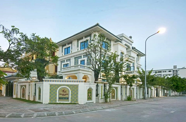 Chị Nguyễn Thị Thu Hằng – chủ nhân căn biệt thự cho biết bản thân được sinh ra tại làng gốm Bát Tràng, vợ chồng chị ấp ủ ý tưởng trong khoảng 20 năm về ngôi nhà gốm. (Ảnh: Nguyễn Thị Thu Hằng)