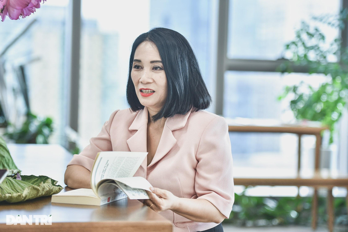 Nhà báo Tạ Bích Loan VTV: "Tôi thường bị... lố giờ khi dẫn sóng trực tiếp" ảnh 8