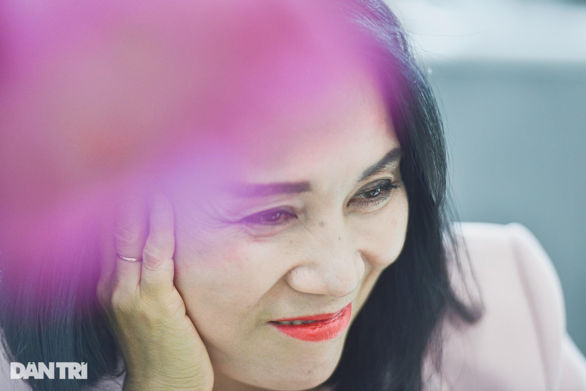 Nhà báo Tạ Bích Loan VTV: "Tôi thường bị... lố giờ khi dẫn sóng trực tiếp" ảnh 9