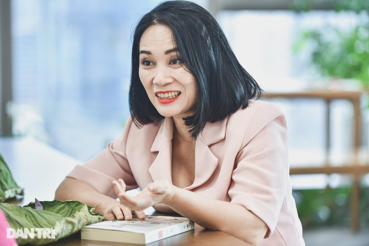 Nhà báo Tạ Bích Loan VTV: "Tôi thường bị... lố giờ khi dẫn sóng trực tiếp" ảnh 2