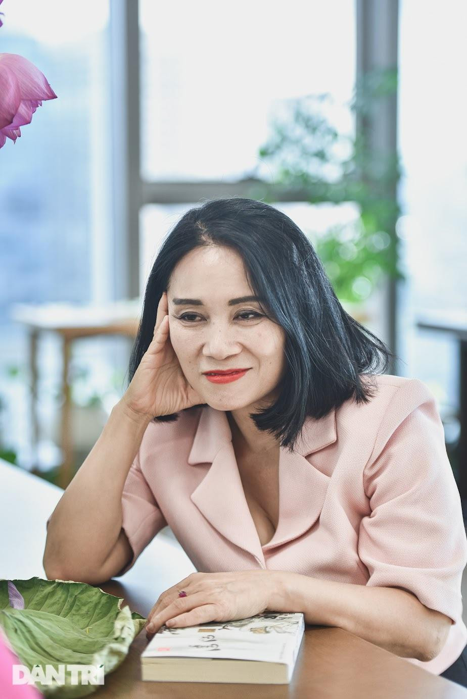 Nhà báo Tạ Bích Loan VTV: "Tôi thường bị... lố giờ khi dẫn sóng trực tiếp" ảnh 5