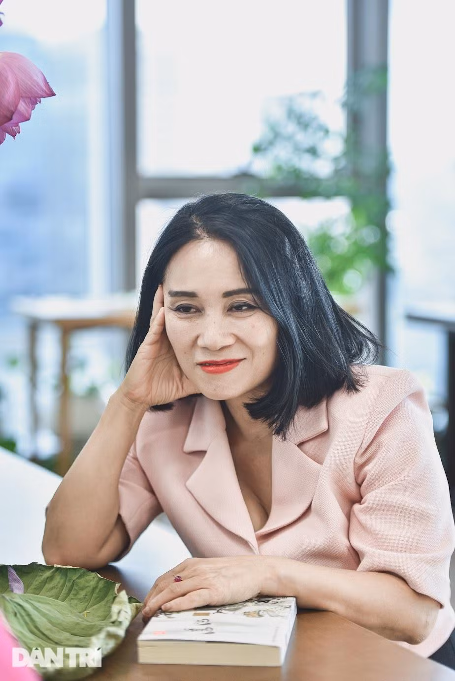 Nhà báo Tạ Bích Loan VTV: "Tôi thường bị... lố giờ khi dẫn sóng trực tiếp" ảnh 5