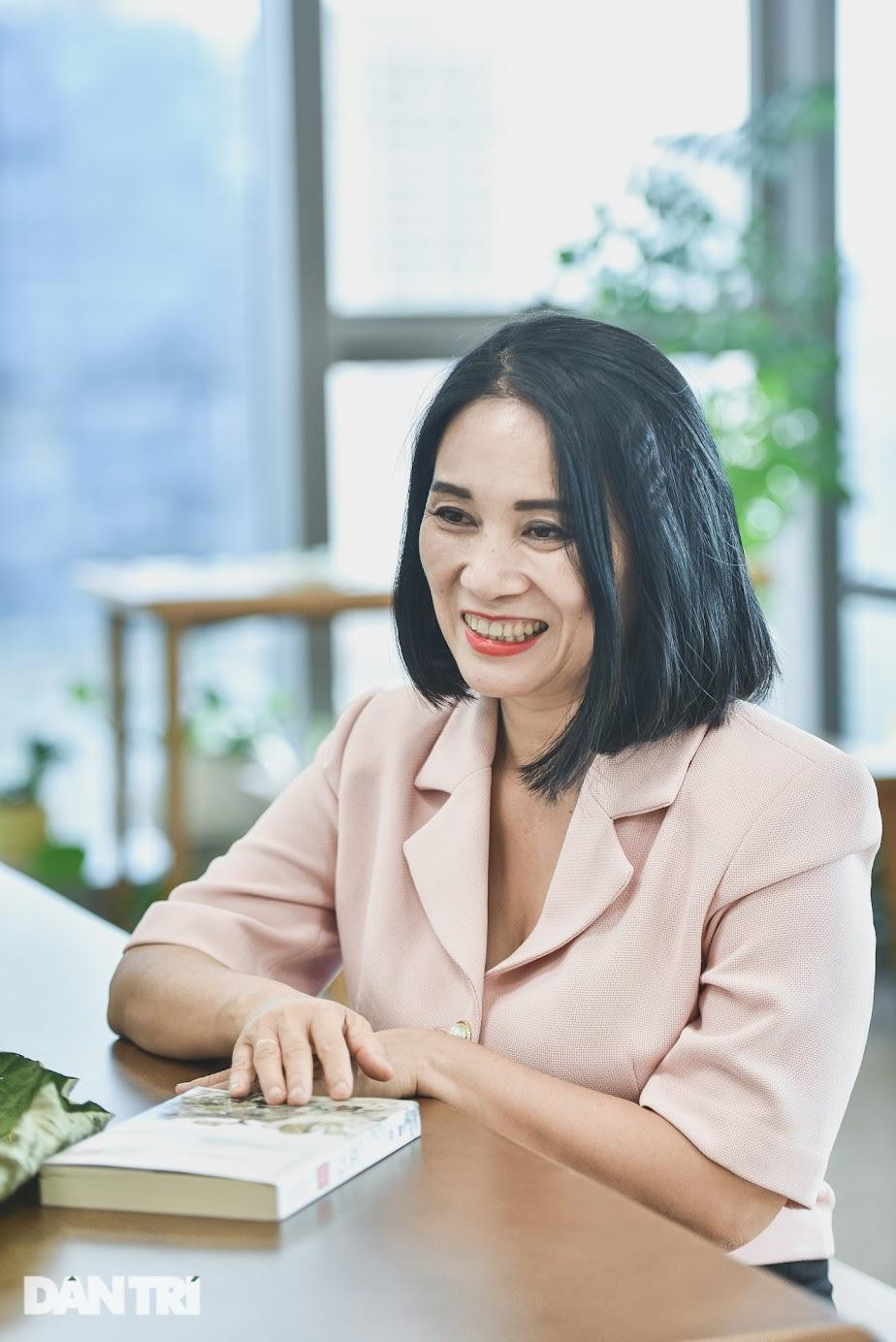 Nhà báo Tạ Bích Loan VTV: "Tôi thường bị... lố giờ khi dẫn sóng trực tiếp" ảnh 6