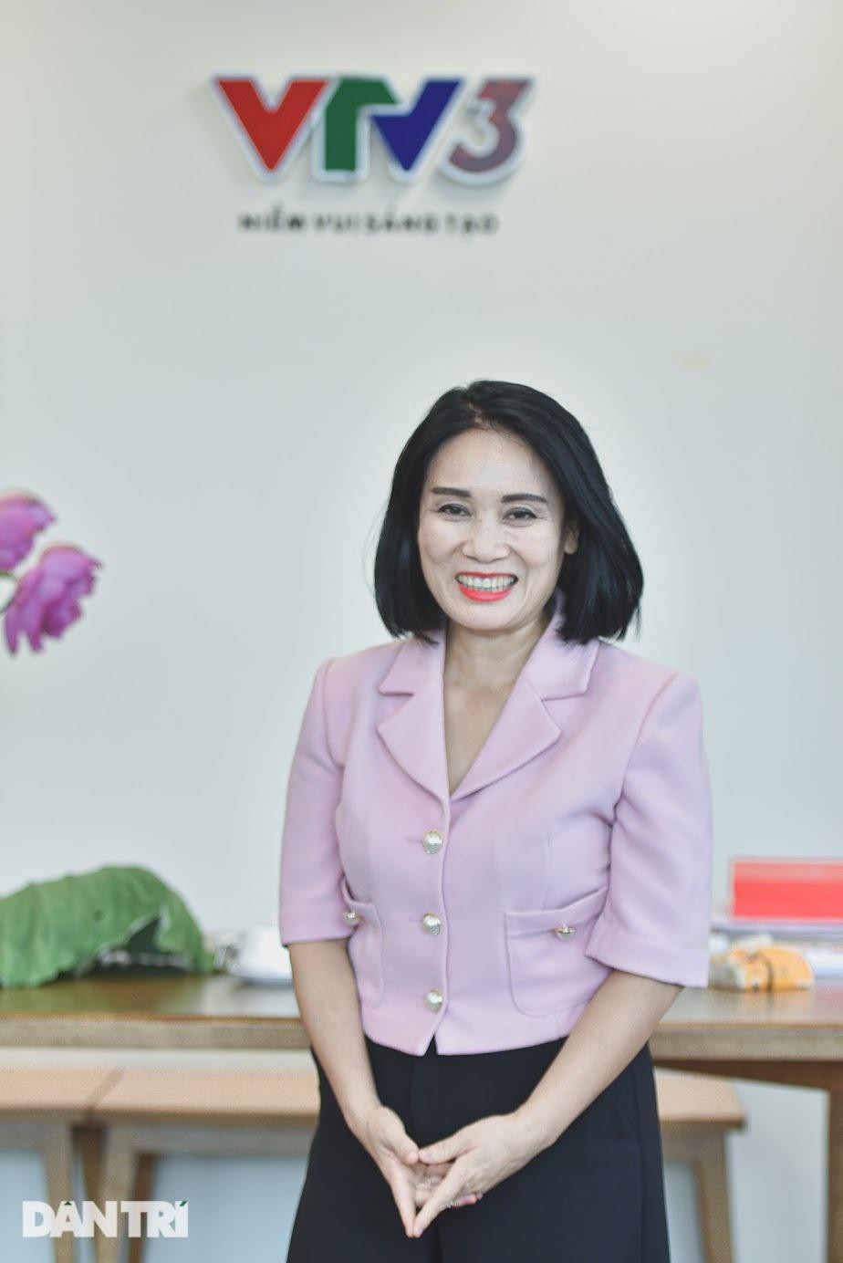 Nhà báo Tạ Bích Loan VTV: "Tôi thường bị... lố giờ khi dẫn sóng trực tiếp" ảnh 1