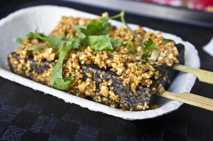 uong kem que hoa ra la banh tiet lon doc dao nhat xu Dai-Hinh-2