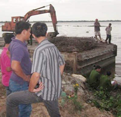 Người dân địa phương xôn xao bàn tán về cái chết bất thường.